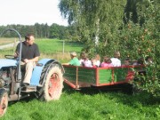 Kinderspaß auf dem Hof.